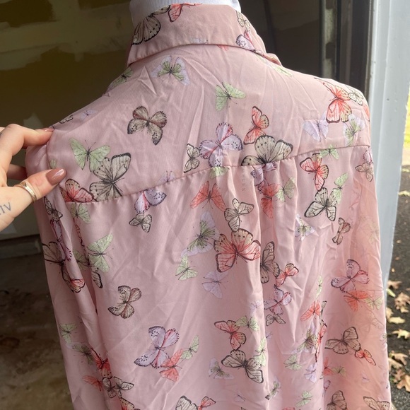 Boutique Butterfly tie front top nwt - Picture 5 of 8